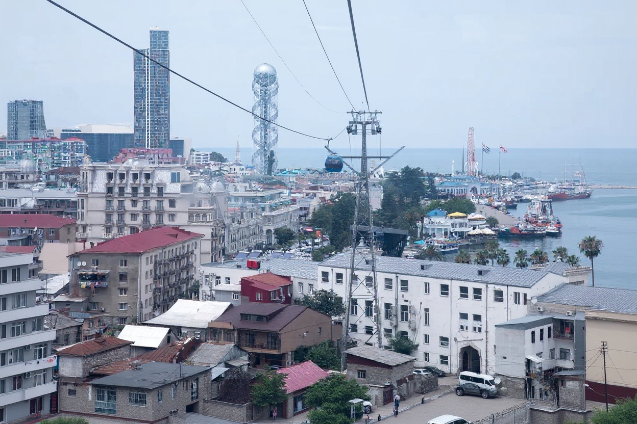 Batumi Boulevard: The 6km Promenade — Batumi, Vietnam